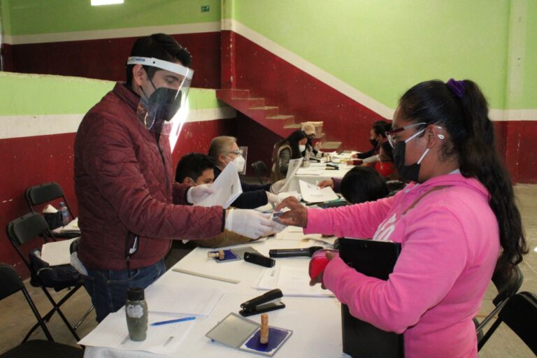 Entregan becas a nuevas familias incorporadas en Educación Básica