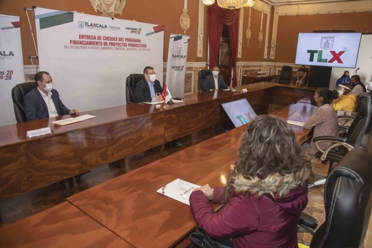 Marco Mena Entrega Apoyos a Pequeñas Empresas por Covid-19