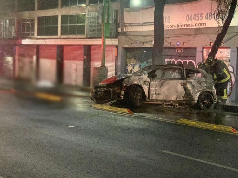 Mata a ciclista y termina incendiado por echar ‘carreras’