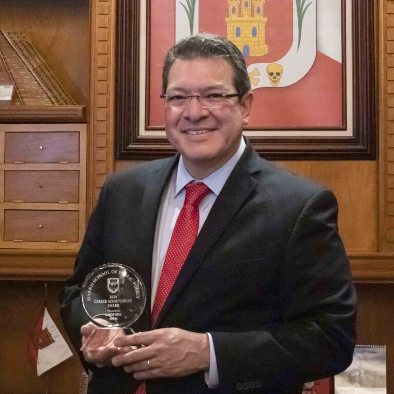 Marco Mena Recibe Premio al Mérito Profesional 2020 de la Universidad de Chicago