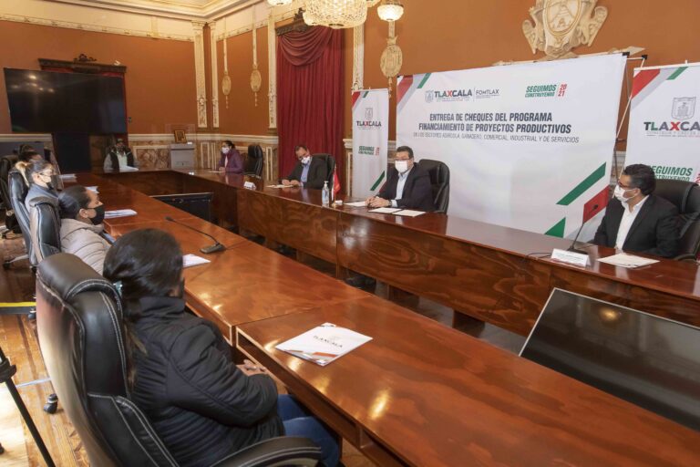 Marco Mena Entrega Créditos a Negocios que Salvan 10 mil 900 Empleos Durante Pandemia