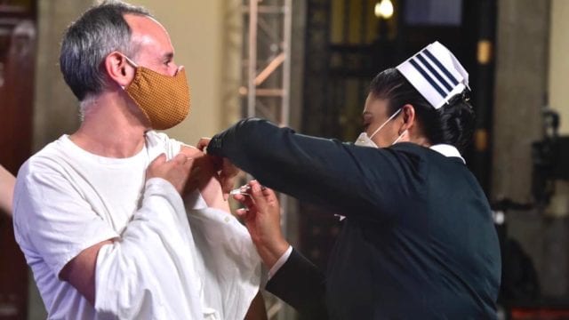 La Vacunación /Leo Zuckerman (Excélsior)