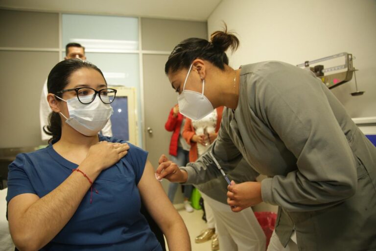 Médica del ISSSTE Primera en Recibir Vacuna Covid-19