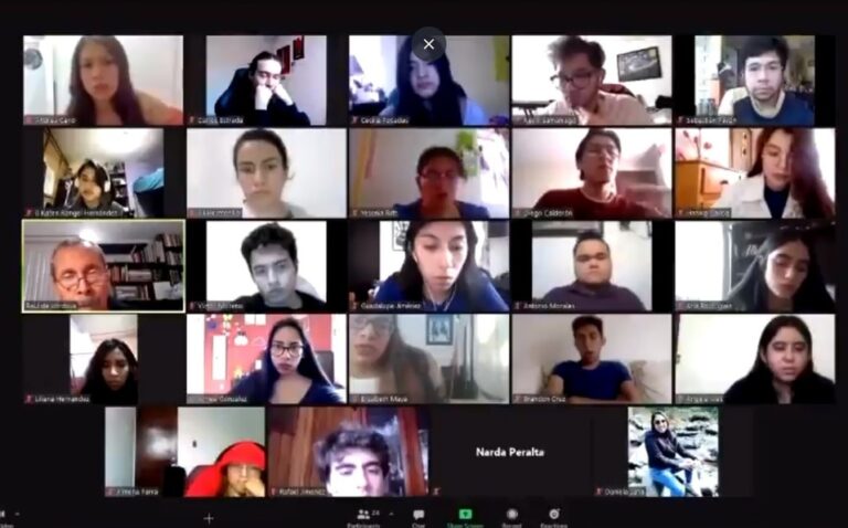 Acusan a profesor de no ser empático con alumna con covid-19