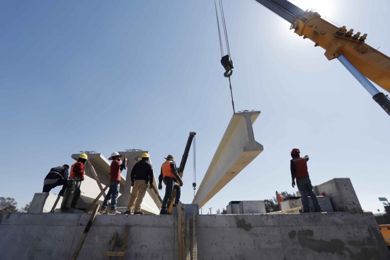 Coloca Secoduvi Trabes del Nuevo Puente Vehicular en Distribuidor Vial Xicohténcatl