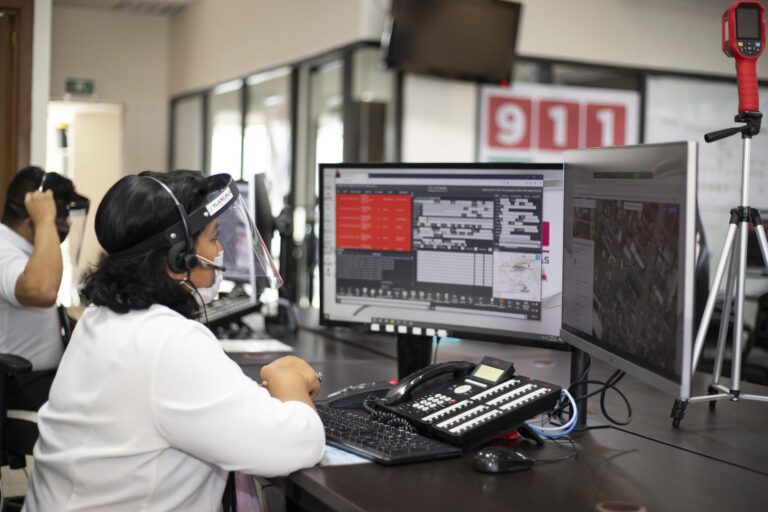 Personal del 911 Brinda Atención a Reportes de Casos de Covid-19