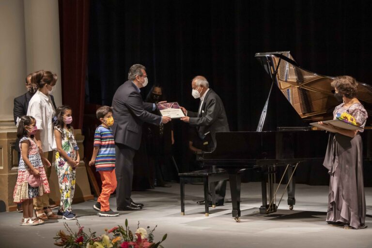 Asisten Marco Mena y Sandra Chávez a Concierto de Reapertura del Teatro Xicohténcatl