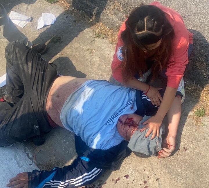 Choca Contra un Árbol en la Vía Corta y se Busca a Familiares y Amigos