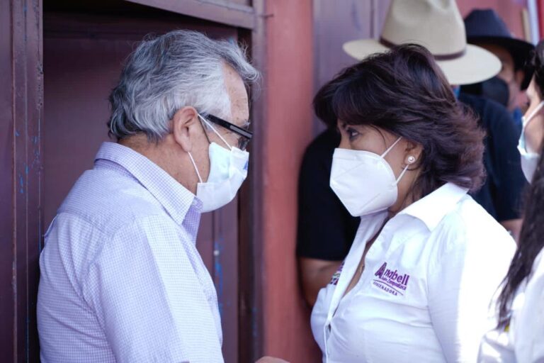 Vecinos de Xicohtzinco escuchan propuestas de Anabell Ávalos