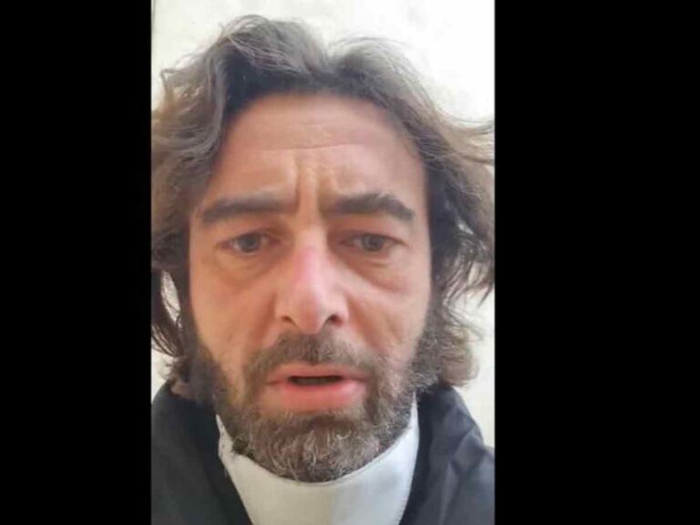 Sacerdote anuncia en plena misa que cuelga la sotana por amor