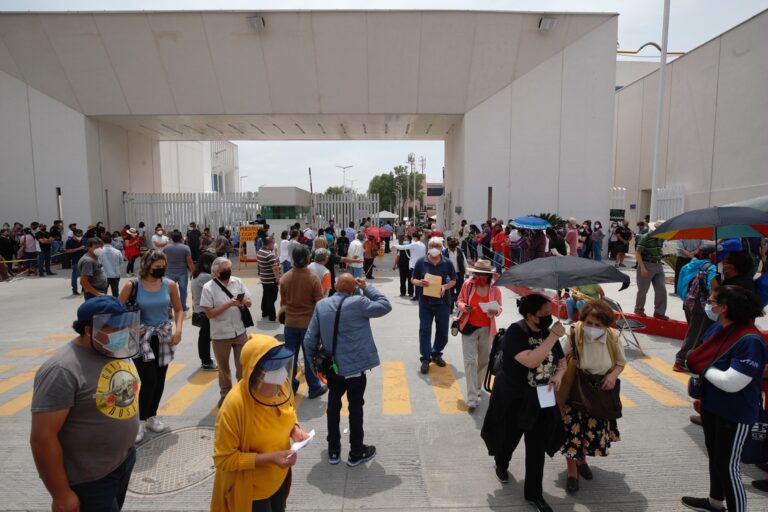 Dos Hombres se Disfrazan de Adultos Mayores Para ser Vacunados