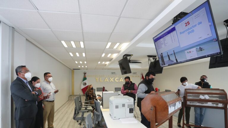 USET Realiza Sorteo del día de la Educadora