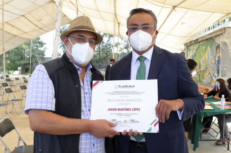 Secretario de Educación Entregó Reconocimientos a Maestros que Cumplen 30 Años de Servicio