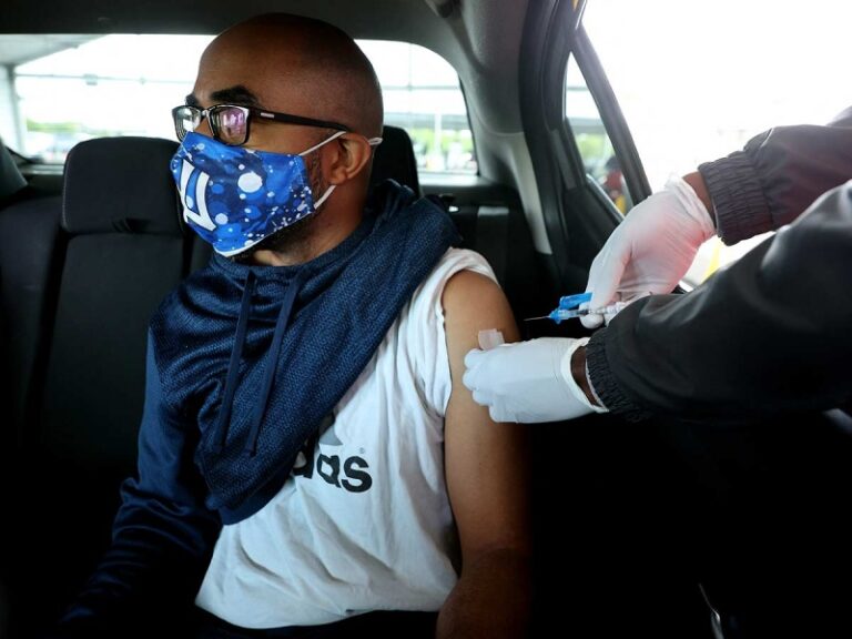 EU da ‘Chelas’, Flores y Hasta 100 Dólares Para que se Vacunen Contra COVID