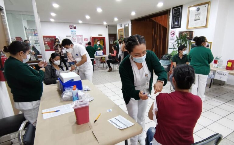 IMSS Tlaxcala Vacuna a Médicos del Sector Privado