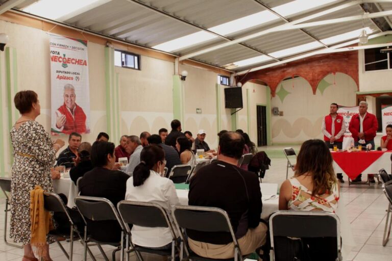 Transportistas de Apizaco van con Necoechea