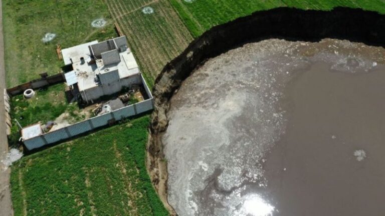 El Socavón Gigante que Amenaza con Tragarse una Casa