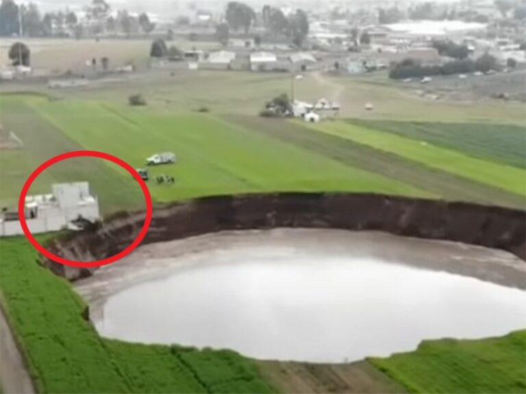 Familia que vivía junto a socavón en Puebla tuvo que dejar su casa