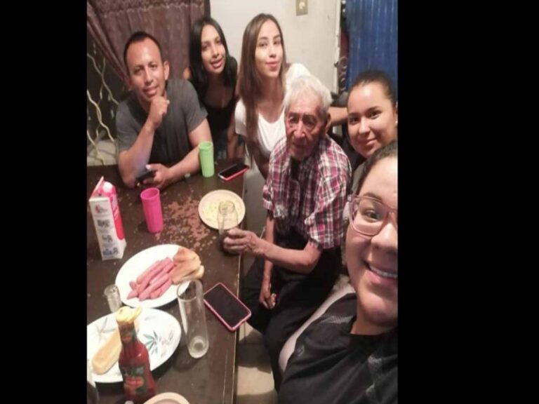 ‘Adoptan’ a Viejito de 108 Años que Dormía en la Calle