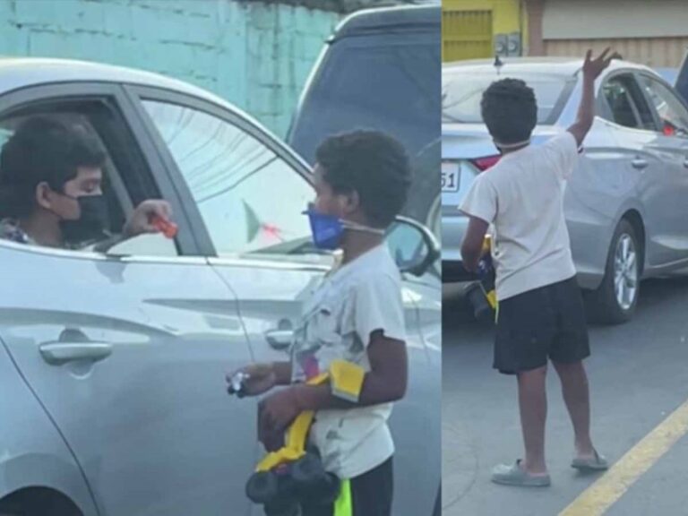 Niño Regala Juguete a Pequeño Limpiaparabrisas