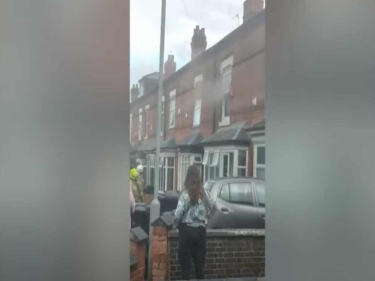 Mujer Rescata a sus Hijos de un Incendio en Casa