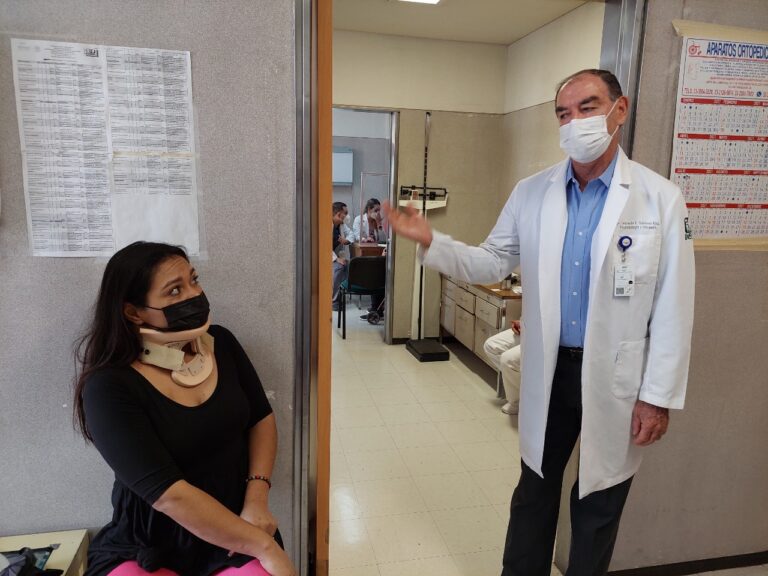 Médicos del IMSS Jalisco Realizan con Éxito Compleja Cirugía a Paciente con Fractura Entre el Cuello y la Cabeza
