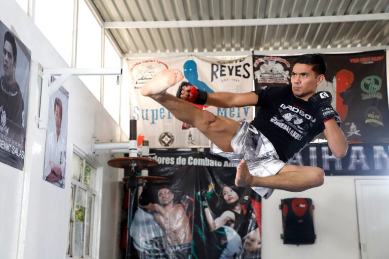 Médico Interno de Pregrado del IMSS, Campeón Mundial de Artes Marciales Mixtas, Dedica su Triunfo a Personal que Combate el COVID-19