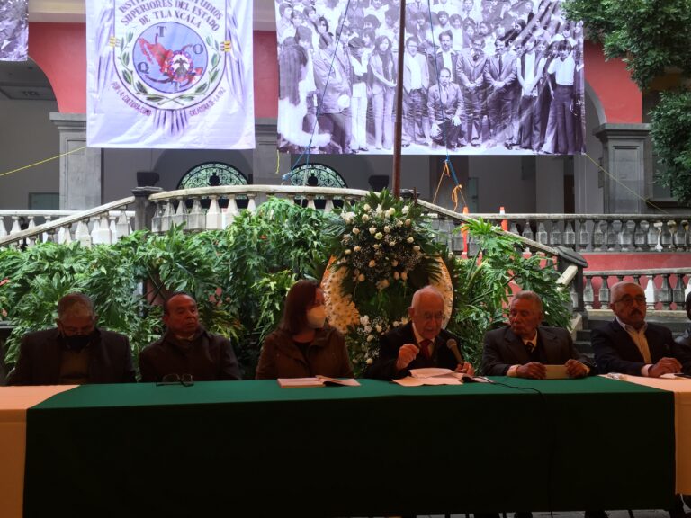 Antonio Flores Gracia Presenta Libro Sobre la Fundación de la UAT