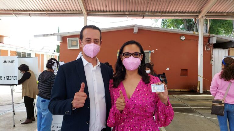 Viviana Barbosa Bonola Acude a Emitir su Voto