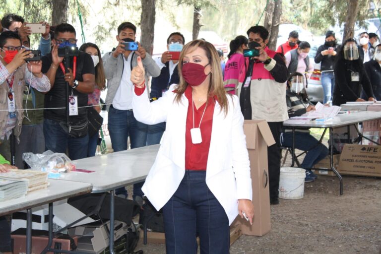 Acude Lorena Cuellar Cisneros a Emitir su Voto
