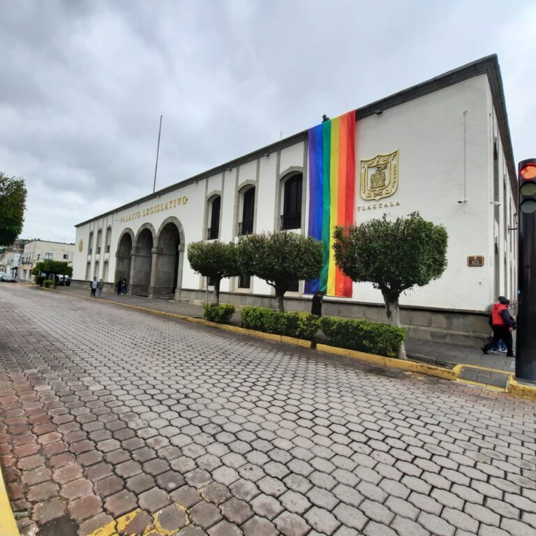 Colocan Bandera LGBTTTIQ+ en Palacio Legislativo de Tlaxcala