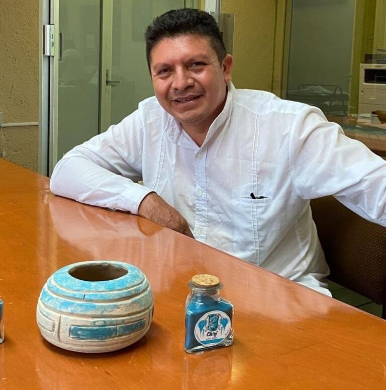 Luis May Ku, el Ceramista Yucateco que Recrea el Azul Maya, el Pigmento Prehispánico Icónico de la Región