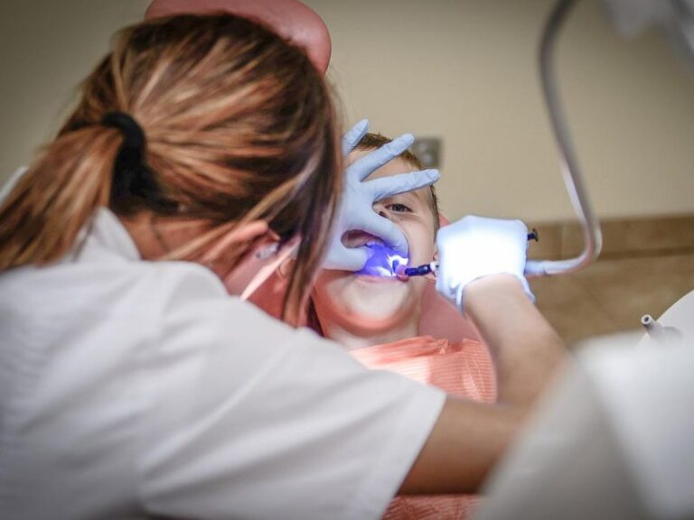 Cae mujer que fingió ser dentista y le quitó 13 dientes a paciente