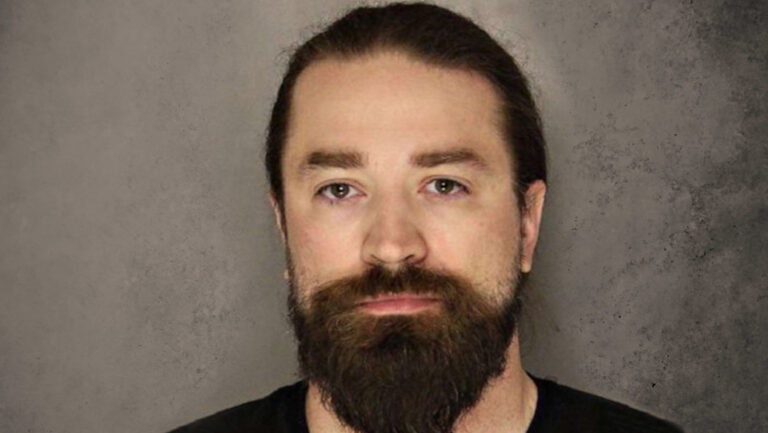 Mujer cautiva deja notas en baños públicos y policía la rescata