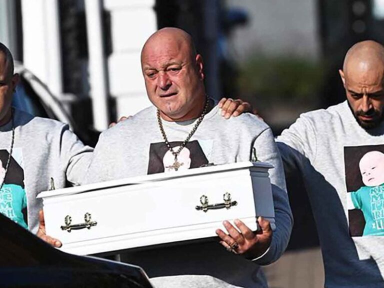 Papá Cargando Ataúd de Hijo Muerto Conmueve en Redes