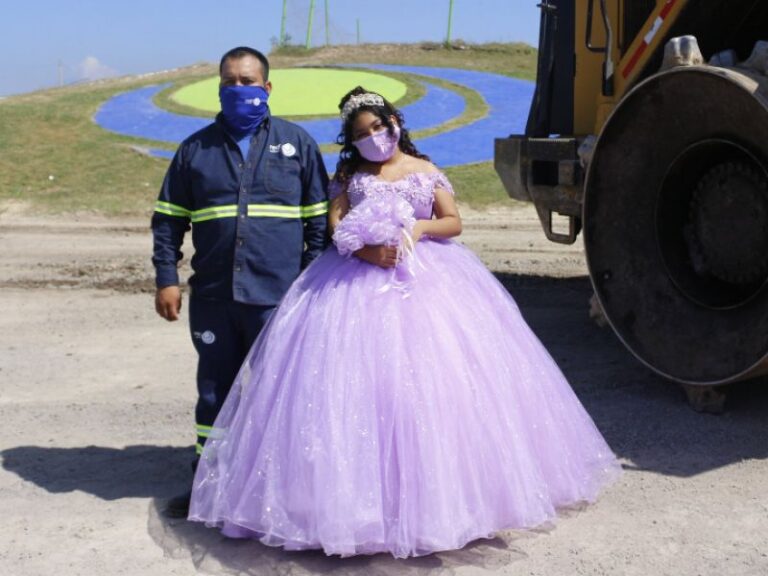 Quinceañera se toma fotos en el basurero donde trabaja su papá