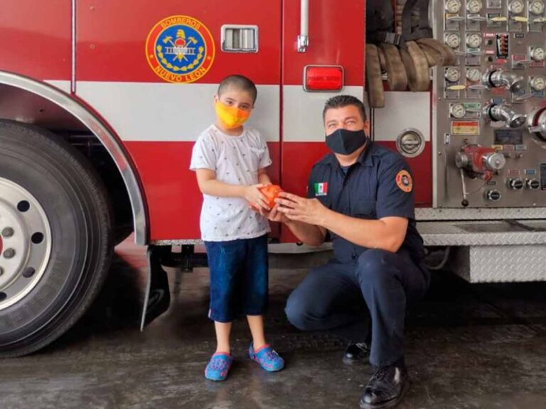 Niño Rompe su Cochinito y Dona sus Ahorros a los Bomberos
