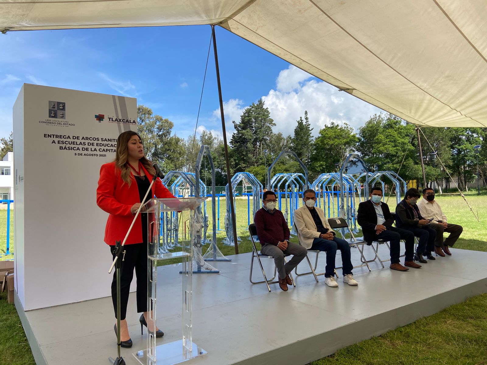 Entrega de arcos desinfectantes