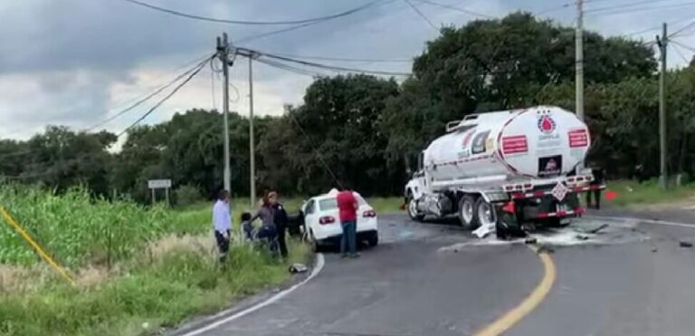Reportan Choque Entre un Auto Compacto y una Pipa