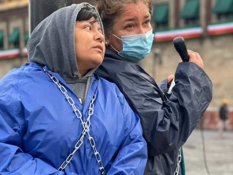 Mujeres se Encadenan a Poste en el Zócalo de CDMX