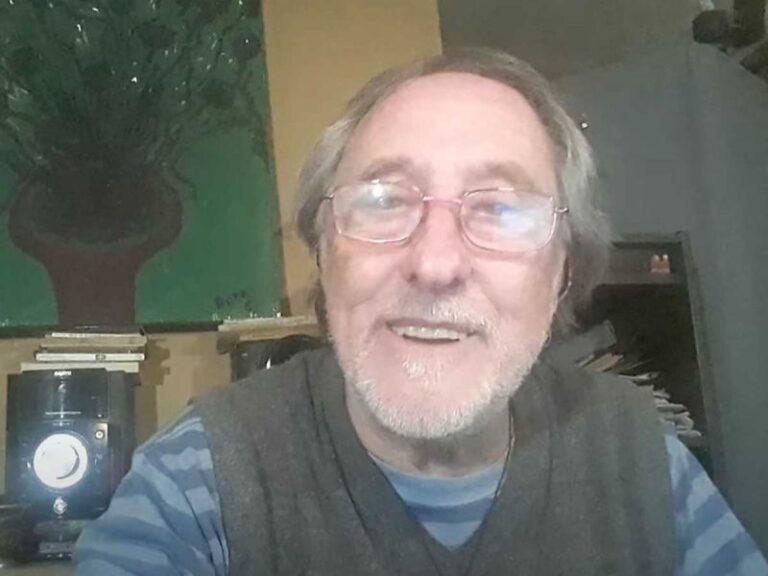 Él es Rodolfo, el abuelito que lee cuentos en YouTube y ya es viral