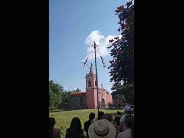 Volador de Papantla cae 20 metros en ritual previo a Día de Muertos