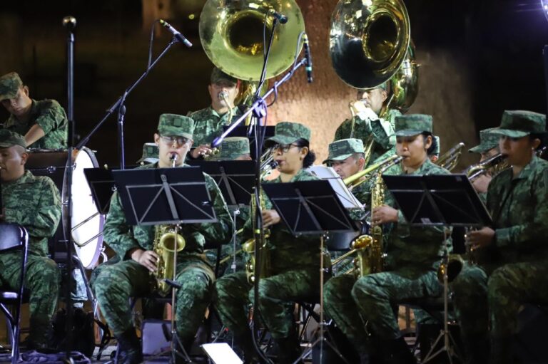 Disfrutan Concierto Navideño a Cargo de la Banda de Música de la VI Región Militar