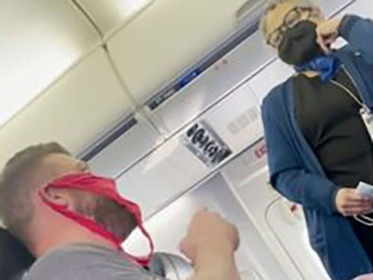 Bajan a pasajero de avión por llevar ropa interior como cubrebocas