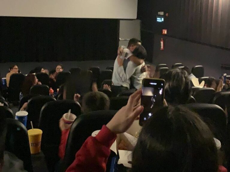 Joven da anillo de compromiso en estreno de Spider-Man: No Way Home