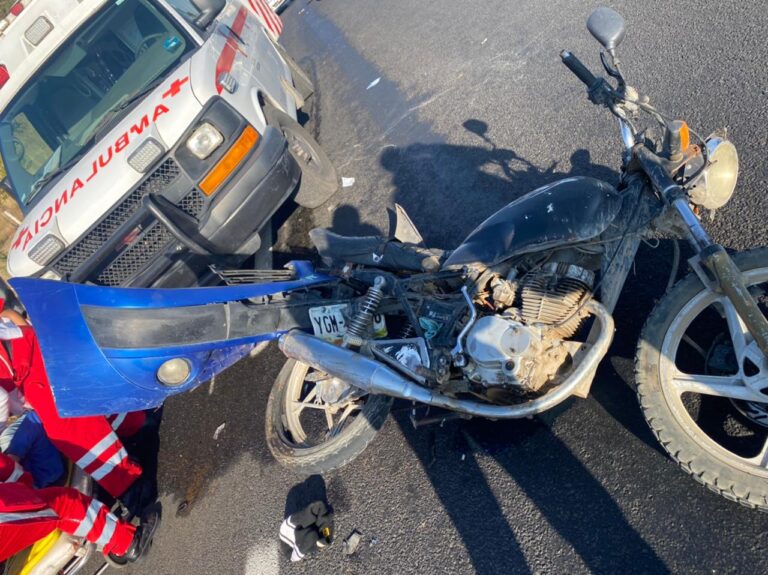 Un Vehículo Impacta a dos Motociclistas y se da a la Fuga