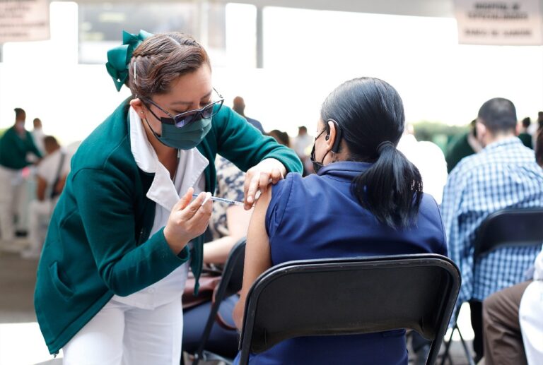 Avanza aplicación de vacuna de refuerzo contra COVID-19 a personal de salud del IMSS