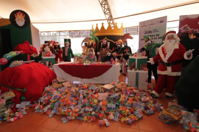 De manera simbólica, Secture entregó al Sedif juguetes donados en la villa navideña