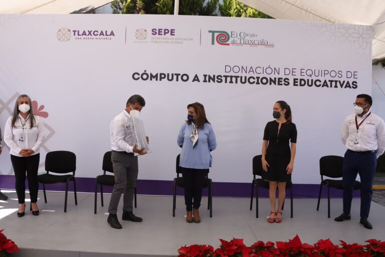Atestigua Lorena Cuéllar donación de equipo de cómputo del coltlax a escuelas