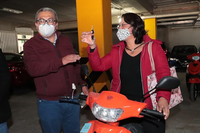 Gobierno del Estado Entregó Obsequios a Trabajadores de la Educación